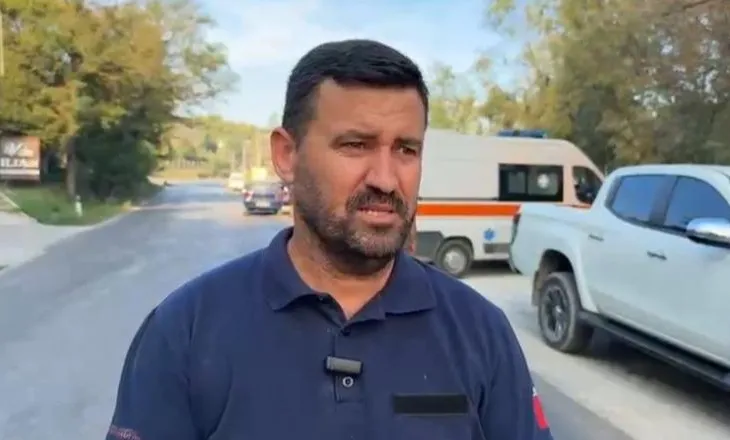 Zjarri në kodrat e Radostinës, shefi i Mbrojtjes Civile në Fier: Kemi evakuuar 7-8 familje, s’ka banesa të djegura