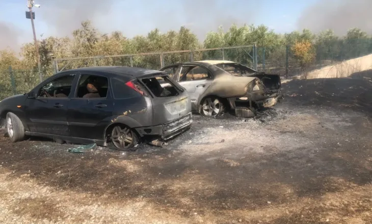 Zjarri në Levan/ Flakët përfshijnë makinat e dy policëve që u shkuan në ndihmë banorëve