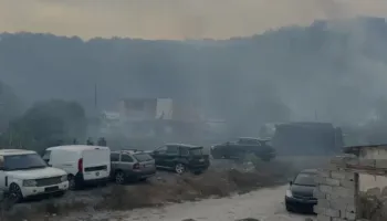 Zjarri në Levan, flakët u afrohen banesave, rrezikohet edhe servisi i makinave