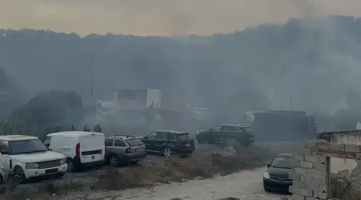 Zjarri në Levan, flakët u afrohen banesave, rrezikohet edhe servisi i makinave