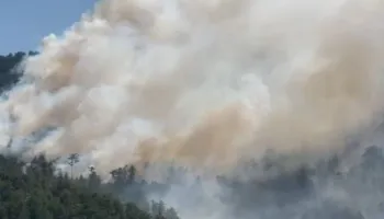 Zjarri në Malin e Tërbunit del jashtë kontrollit dhe i afrohet qytetit! Alarm në Pukë, vatra po zgjerohet, kërkohet ndërhyrjea nga ajri