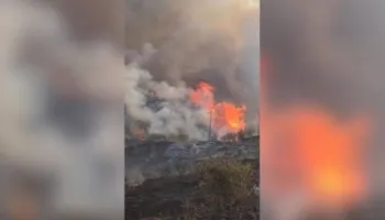 Zjarri në Nikël/ Flakët i afrohen banesave, rrezikon edhe depua e ushtrisë