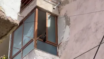 Zjarri përfshin apartamentin në Korçë, shpërthen bombola e gazit gjatë gatimit, dëme të mëdha materiale