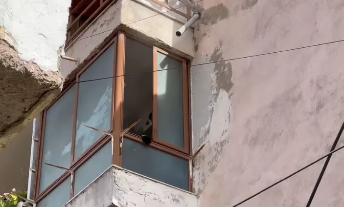 Zjarri përfshin apartamentin në Korçë, shpërthen bombola e gazit gjatë gatimit, dëme të mëdha materiale