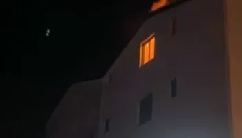 Zjarri përfshin hotelin në Velipojë/ Dëme të mëdha materiale, fatmirësisht pa të lënduar