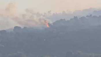 Zjarri përfshin kodrat e Kropishtit, flakët afrohen rrezikshëm drejt banesave
