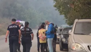 Zjarri ‘përpin’ Fierin, banorët me çanta në krahë dhe mes lotësh, nis evakuimi (VIDEO)