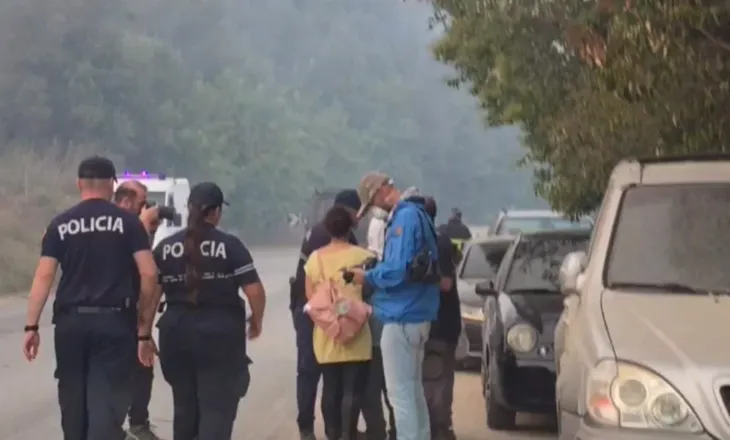 Zjarri ‘përpin’ Fierin, banorët me çanta në krahë dhe mes lotësh, nis evakuimi (VIDEO)