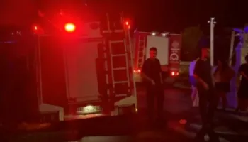 Zjarri ‘përpin’ katin e pestë të një hoteli në Velipojë, pushuesit evakuohen të alarmuar! S’ka të lënduar, hetime për shkaqet