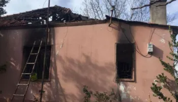 Zjarri shkrumbon banesën në Sarandë, çifti i të moshuarve përfundon në spital i asfiksuar, ja si paraqitet gjendja e tyre!