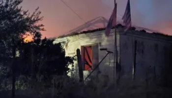 Zjarri shkrumbon shtëpinë e pabanuar në Levan, shkak dyshohet një shkëndijë elektrike!