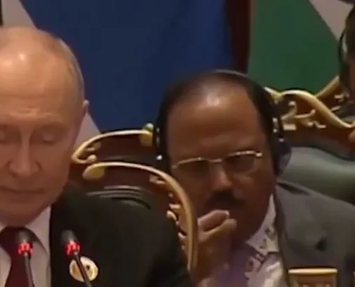 Zyrtarët indianë kapen mat duke ngrënë teksa Putin fliste në Samitin BRICS, reagime të shumta në rrjet (VIDEO) –