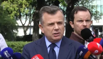 “100 mijë lekë për kokë”! Balla akuzon PD për financimin e protestuesve: Berisha tentoi të digjte selinë e PS