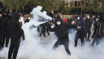 13 persona të plagosur nga protesta, mes tyre protestues, policë dhe gazetarë, qytetari i dëmtuar në sy jashtë rrezikut për jetën