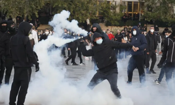 13 persona të plagosur nga protesta, mes tyre protestues, policë dhe gazetarë, qytetari i dëmtuar në sy jashtë rrezikut për jetën