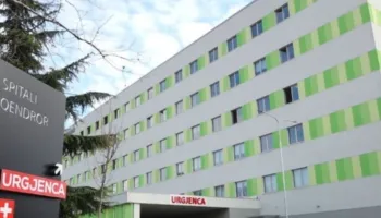 13 të dëmtuar pas protestës, 6 policë e 2 gazetare mes të lënduarve! Një kalimtar shtrohet në spital