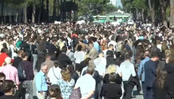 1300 pedagogë thërrasin në një zë: Rama të dorëhiqet! Protestuesit nisin marshimin drejt Ministrisë së Arsimit