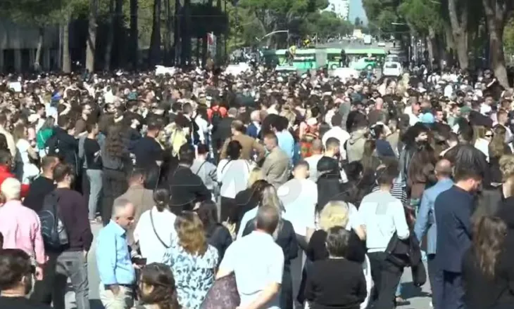1300 pedagogë thërrasin në një zë: Rama të dorëhiqet! Protestuesit nisin marshimin drejt Ministrisë së Arsimit