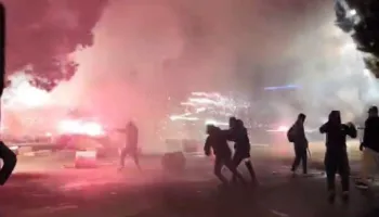 23 të lënduar në protestë, 17 efektivë policie marrin ndihmë mjekësore