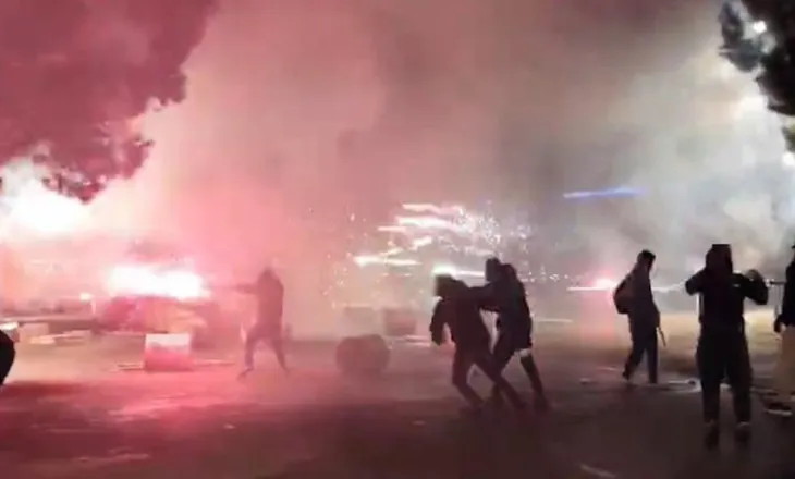 23 të lënduar në protestë, 17 efektivë policie marrin ndihmë mjekësore