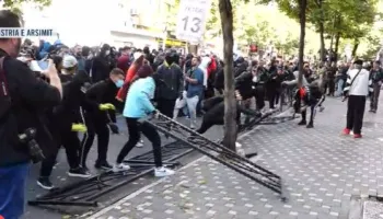 “23 të shoqëruar, një gazetare dhe 6 efektivë të plagosur”, Policia reagon për protestën