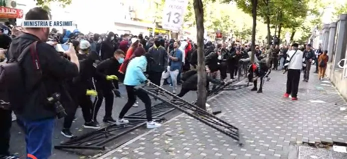“23 të shoqëruar, një gazetare dhe 6 efektivë të plagosur”, Policia reagon për protestën