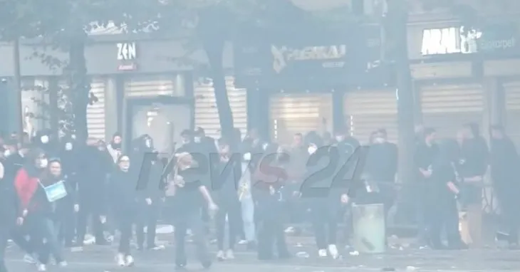 3 orë protestë, Policia përgjigjet herë pas here me gaz lotsjellës