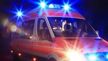 3-vjeçarja humb jetën në oborrin e banesës, e goditi aksidentalisht babai me mjetin bujqësor