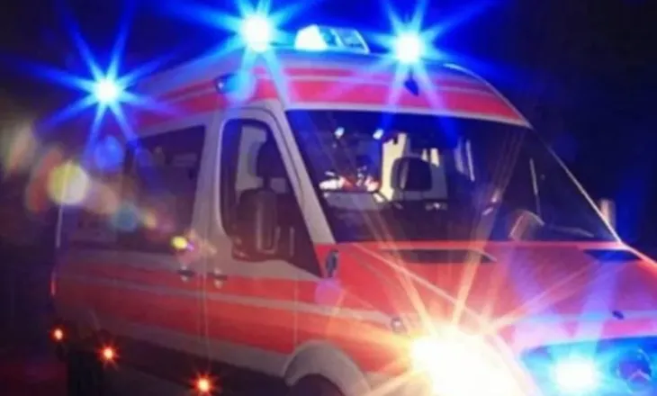 3-vjeçarja humb jetën në oborrin e banesës, e goditi aksidentalisht babai me mjetin bujqësor