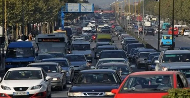 48% e shqiptarëve të shqetësuar me trafikun, shumë më lart mesatares rajonale
