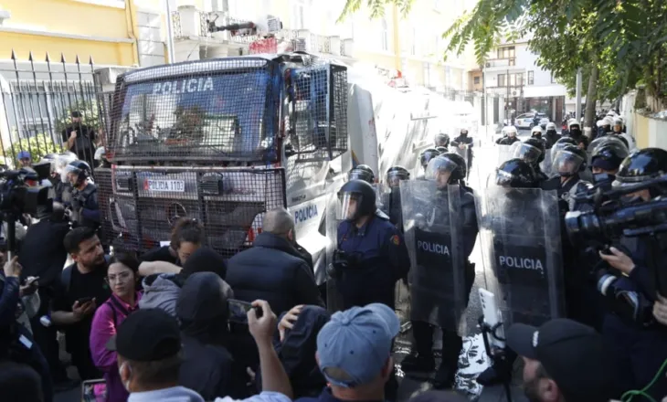 ‘6 mijë $ kush qëndron në turma’ – Daily Mail jehonë gjobave arbitrare të qeverisë kundër protestuesve
