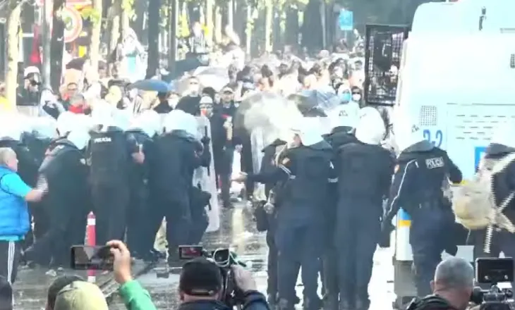 9 orë protestë nëpër Tiranë, Policia: 16 të arrestuar dhe 49 të proceduar penalisht