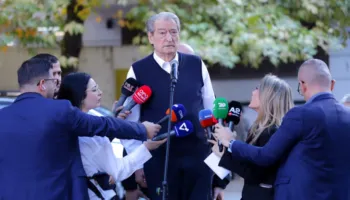 A u takua me Edi Ramën në Rinas? Përgjigjet Berisha: Unë atij nuk denjoj t’i hedh as…