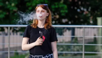 Adoleshentet po përdorin cigaret elektronike më shumë se djemtë, duke përmbysur një prirje të vjetër