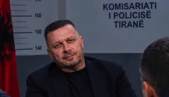 Adrian Hila paraqitet në Policinë e Tiranës, merret në pyetje për publikimin e video-ve