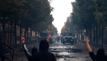 AFP: Policia përdor gaz lotsjellës ndaj studentëve protestues në Tiranë, kërkohet dorëheqja e kryeministrit