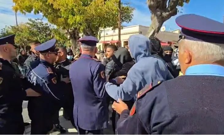 Agravohet situata në Vlorë, protestuesit përplasen me policinë dhe tentojnë të prishin rrethimin e Muzeut Hebraik