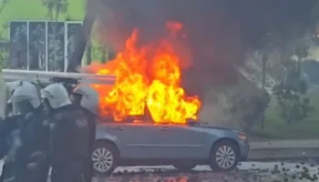 Agravon situata: Bulevardi kthehet në “arenë lufte”, protestuesit i vënë flakën një makine (VIDEO)