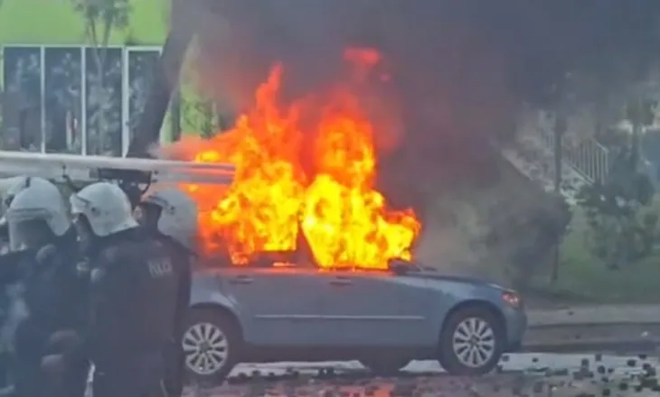 Agravon situata: Bulevardi kthehet në “arenë lufte”, protestuesit i vënë flakën një makine (VIDEO)