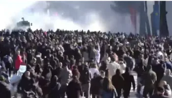 Agresion i madh te Kryeministria/ Molotovë, gurë, gaz lotjsellës dhe ujë me presion