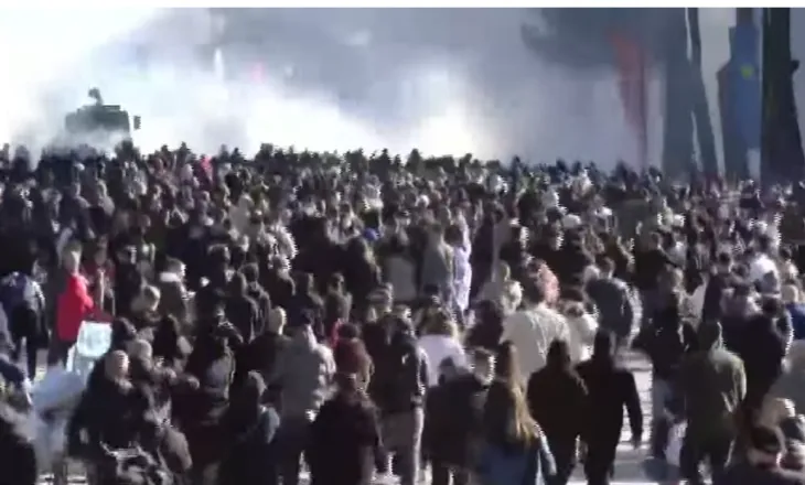 Agresion i madh te Kryeministria/ Molotovë, gurë, gaz lotjsellës dhe ujë me presion