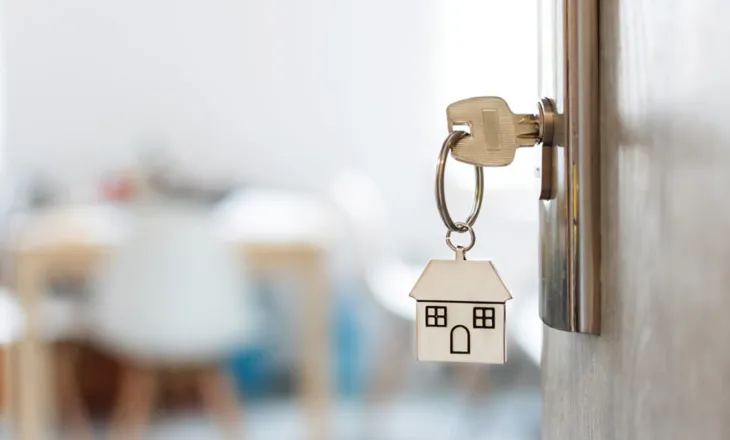 “Airbnb” ndryshon rregullat, pronarët e apartamenteve nuk mund t’iu kërkojnë më vizitorëve të…