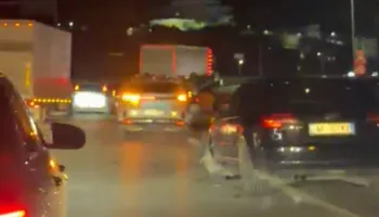 Aksident dramatik dhe i i shumëfishtë pranë nyjes lidhëse të autostradës Durrës-Tiranë, makina përmbyset pas përplasjes së tri mjeteve