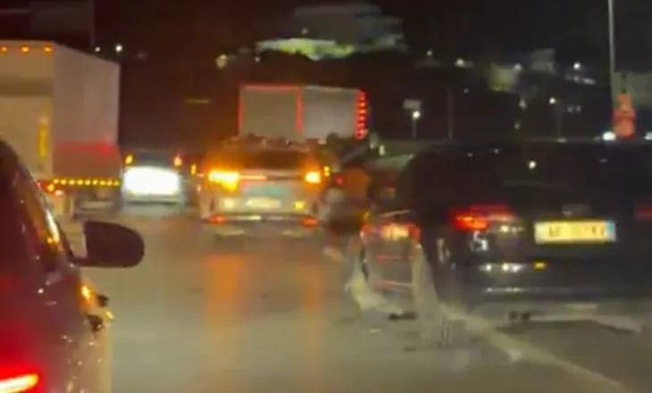 Aksident dramatik dhe i i shumëfishtë pranë nyjes lidhëse të autostradës Durrës-Tiranë, makina përmbyset pas përplasjes së tri mjeteve