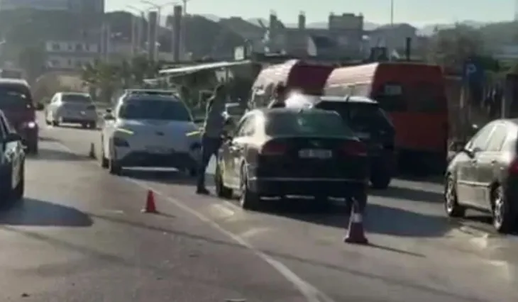 Aksident dramatik në Fier, makina përplas këmbësoren! Dërgohet me ambulancë në spital, ja si paraqitet gjendja e saj
