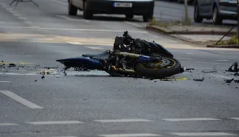 Aksident dramatik në Lezhë, i mituri humb kontrollin e motorit dhe plagoset, dërgohet drejt Traumës!
