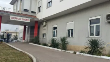 Aksident i rëndë në Berat! Tre adoleshentë përplasen me motorë elektrikë, dy në gjendje të rëndë