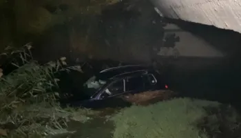 Aksident i rëndë në Fier-Lushnjë/ Makina kapërcen barrierat dhe bie nga ura në kanal, plagosen çifti i bashkëshortëve