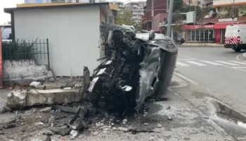 Aksident i rëndë në Lezhë, “Benzi” del nga rruga dhe përmbyset në trotuar