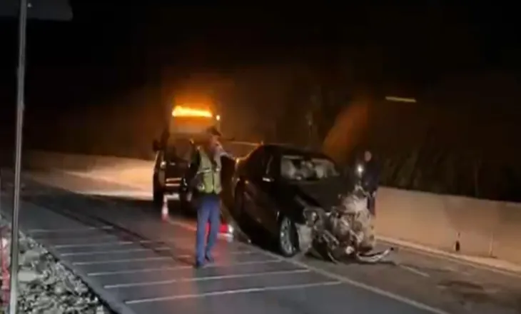 Aksident i rëndë në Peshkopi/ Dy makina përplasen me njëra-tjetrën, transportohen në spital shtatë persona